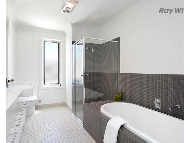 112 Signature Boulevard, Sanctuary Lakes VIC 3030