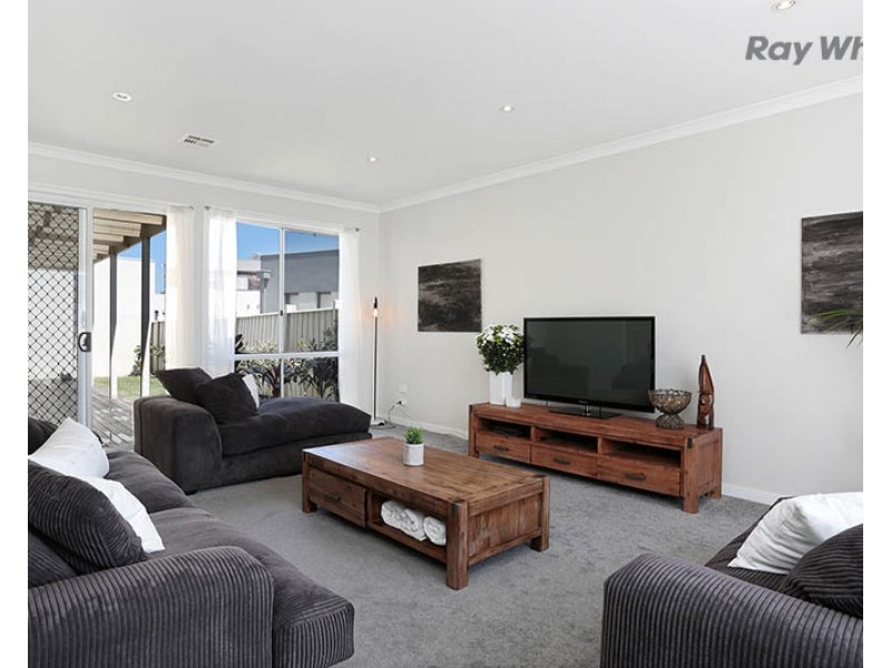 112 Signature Boulevard, Sanctuary Lakes VIC 3030