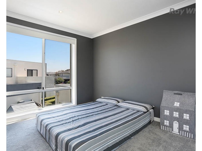 112 Signature Boulevard, Sanctuary Lakes VIC 3030