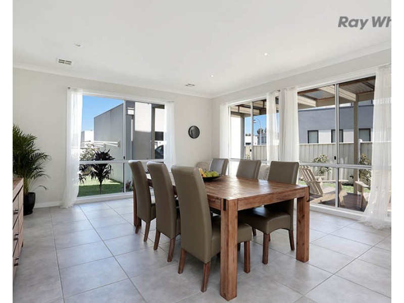 112 Signature Boulevard, Sanctuary Lakes VIC 3030