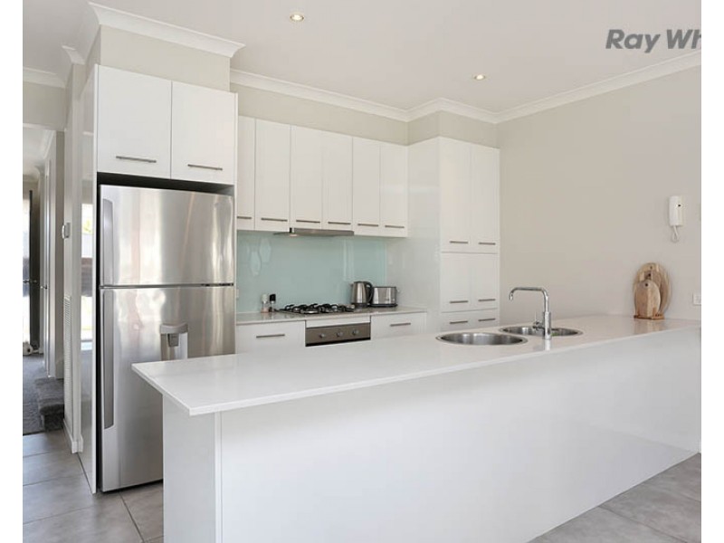 112 Signature Boulevard, Sanctuary Lakes VIC 3030