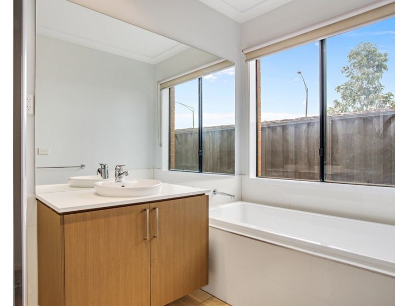 10 Bungalook Street, Wyndham Vale VIC 3024