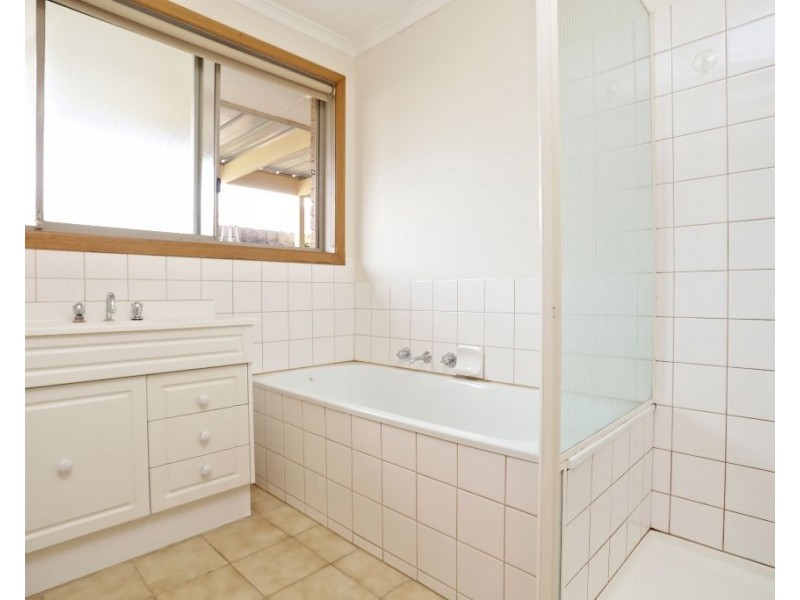 16 Irvine Court, Altona Meadows VIC 3028