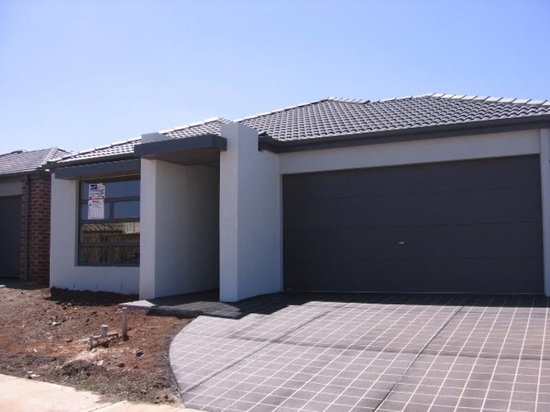 71 DUNCOMBE PARK Way, Deer Park VIC 3023