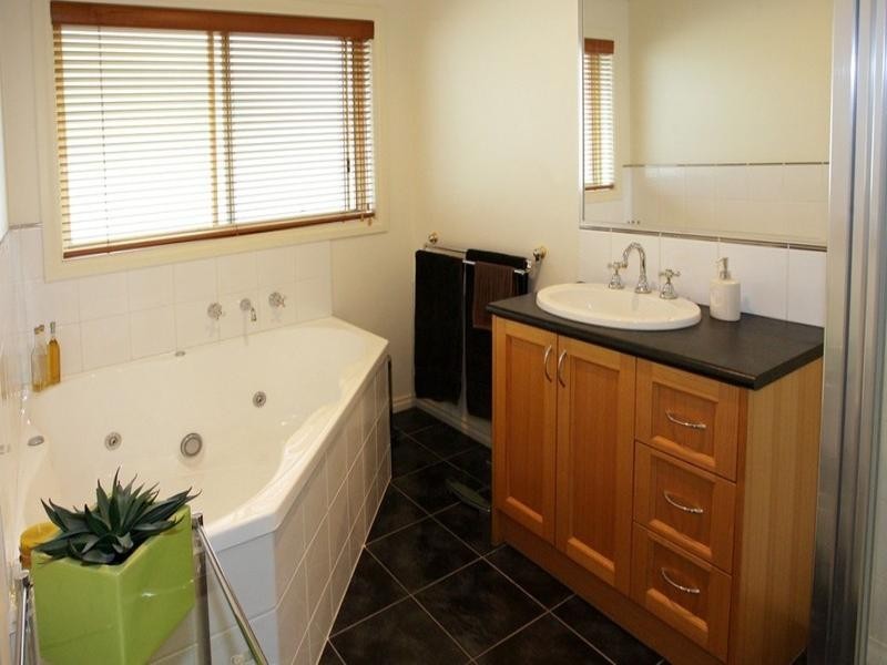 8 Caledonian Way, Point Cook VIC 3030