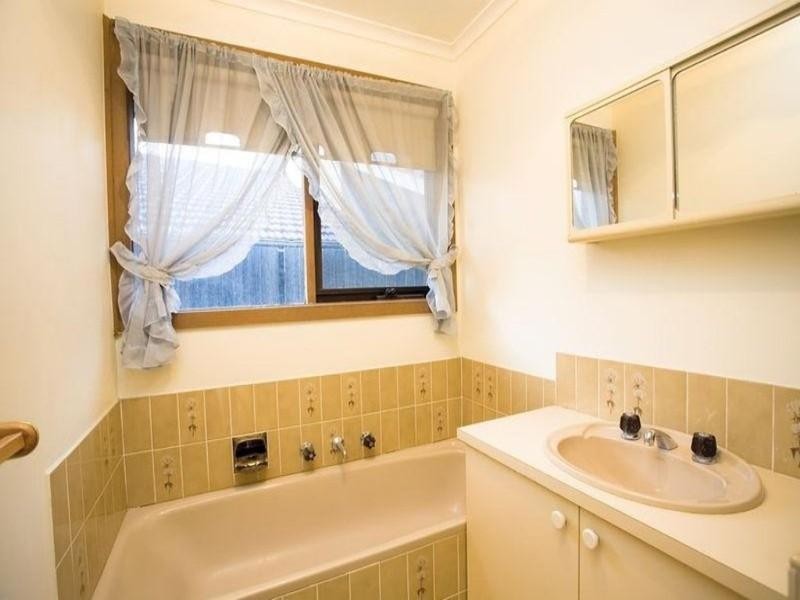 1/8 CRELLIN Avenue, Altona Meadows VIC 3028