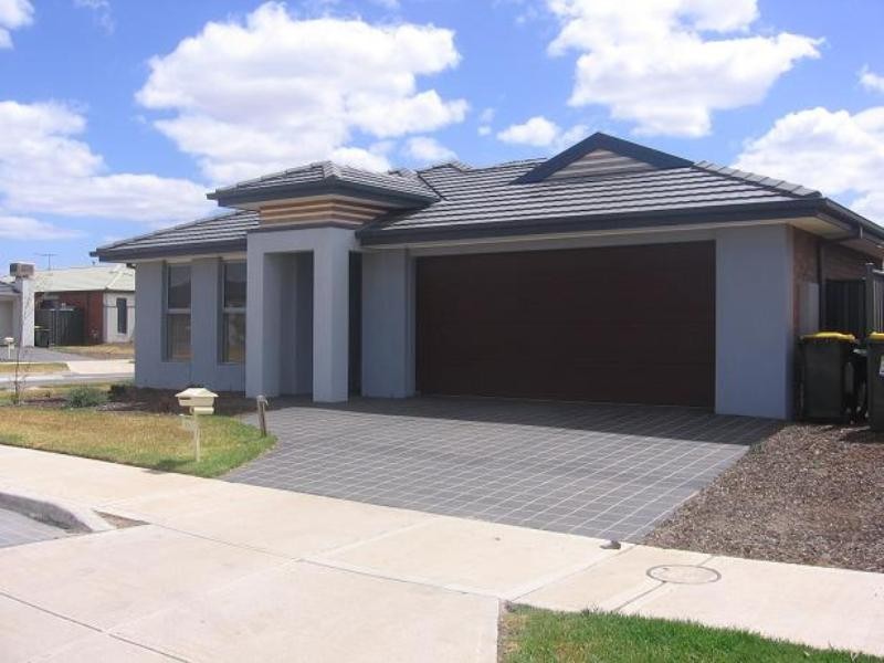 71 Duncombe Park Way, Deer Park VIC 3023