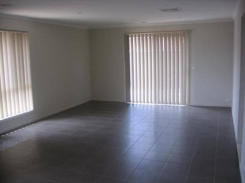 71 Duncombe Park Way, Deer Park VIC 3023