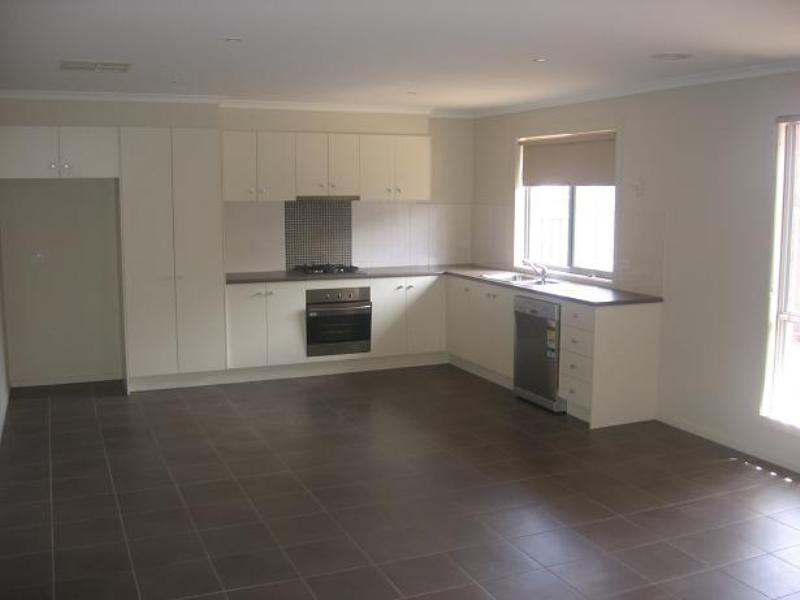 71 Duncombe Park Way, Deer Park VIC 3023