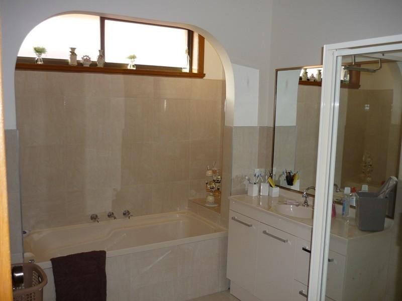 46 Oakdene Grove Sth, Altona Meadows VIC 3028