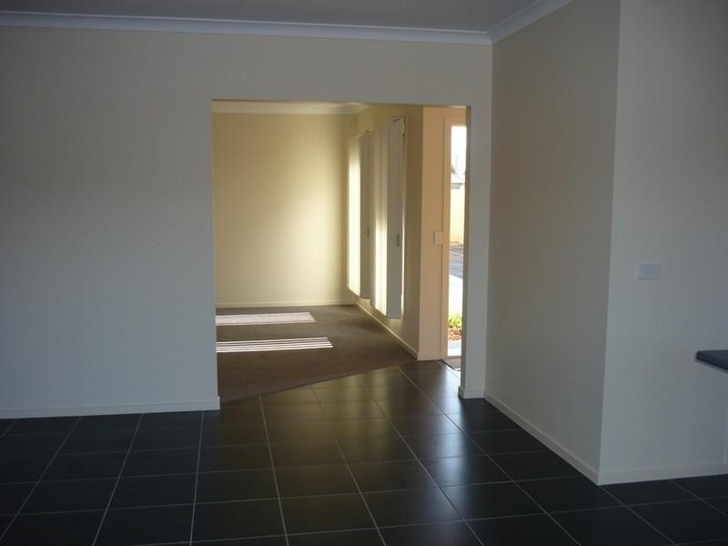 2/25 Williams Road, Laverton VIC 3028