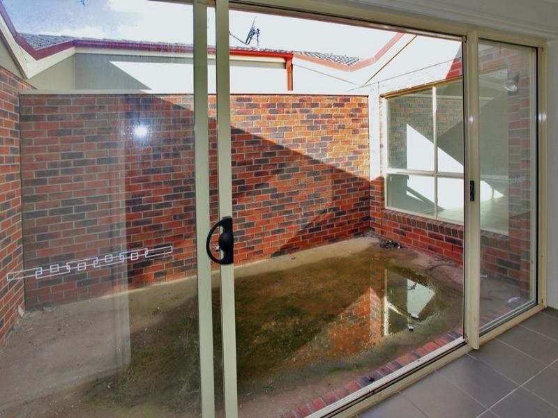 2/18 VANDERBILT Avenue, Truganina VIC 3029