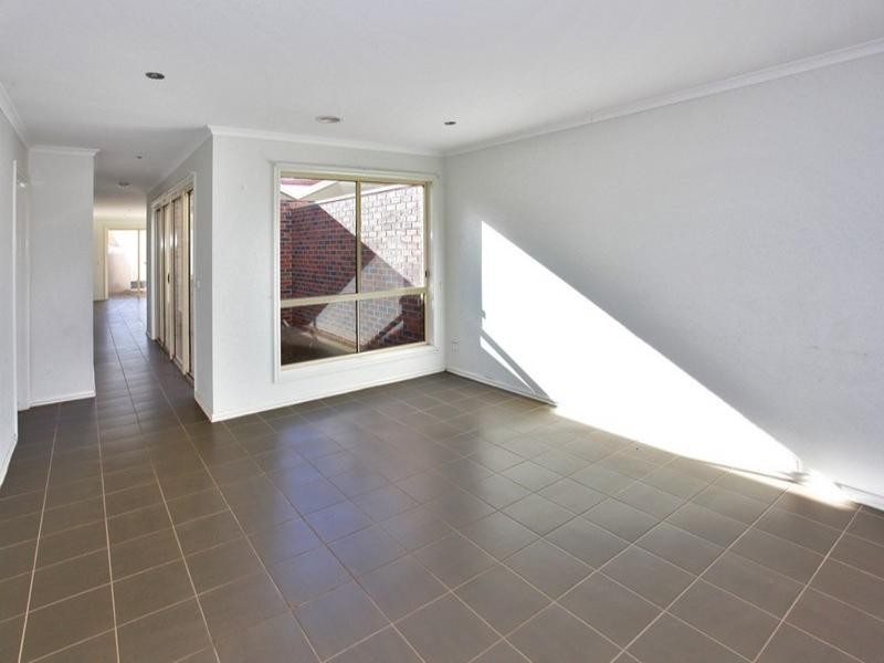 2/18 VANDERBILT Avenue, Truganina VIC 3029