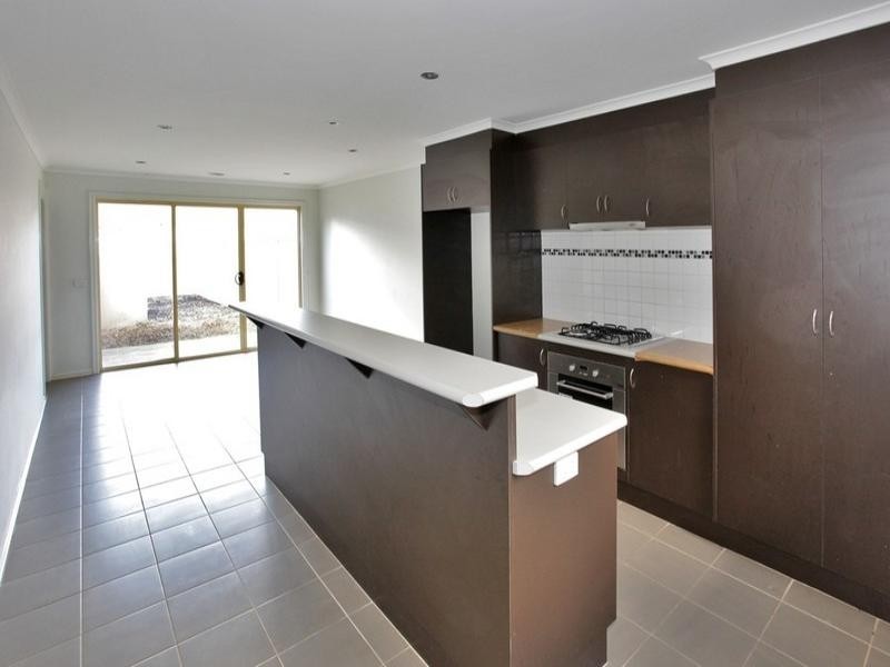 2/18 VANDERBILT Avenue, Truganina VIC 3029