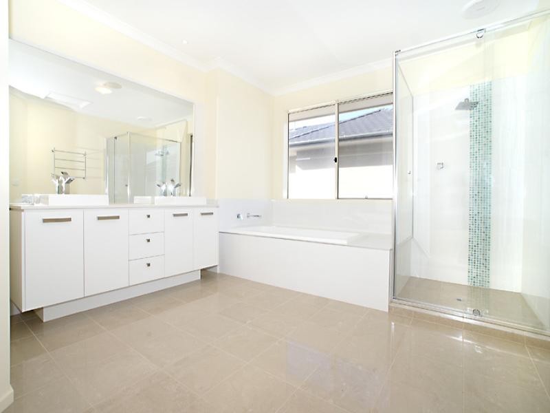 20 VAUCLUSE Boulevard, Werribee VIC 3030