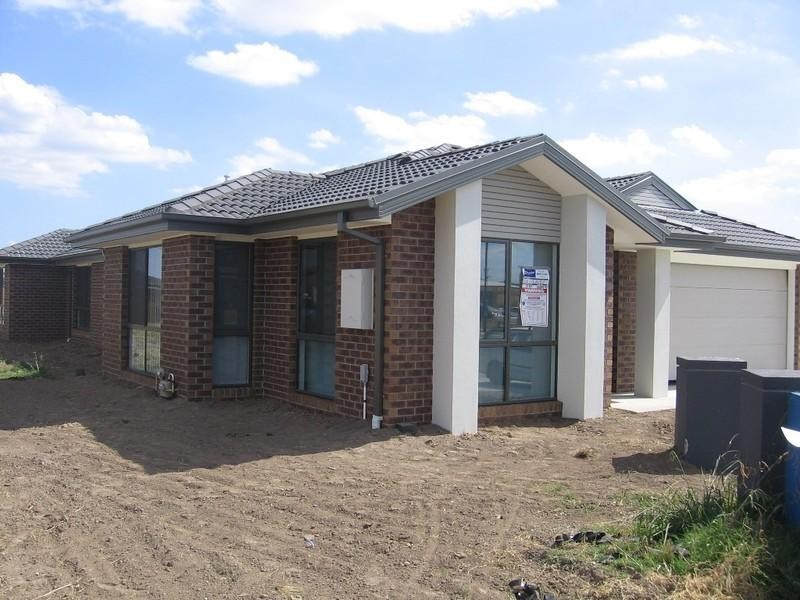 13 BLUEHILLS Boulevard, Pakenham VIC 3810