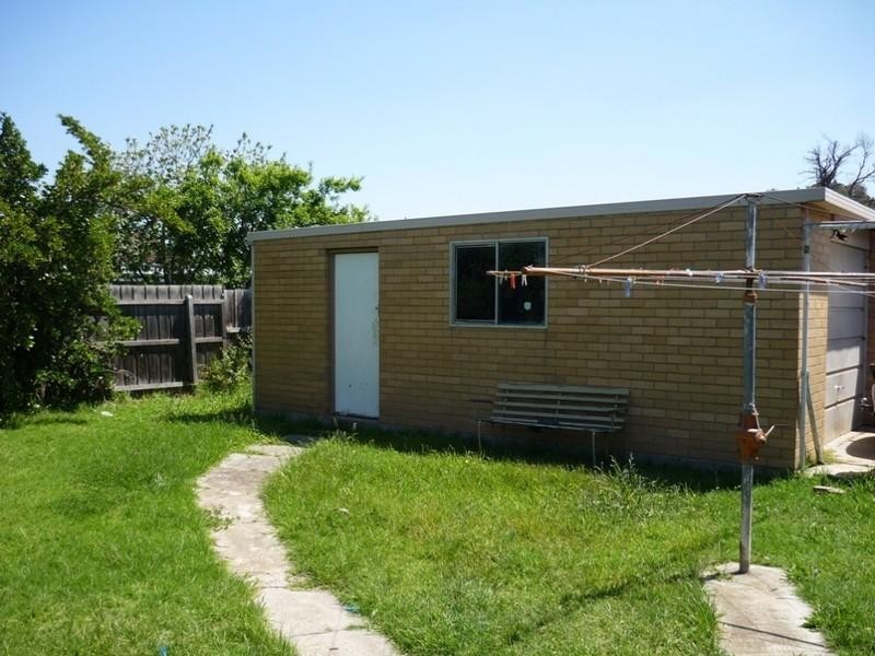 8 Evans Crescent, Laverton VIC 3028