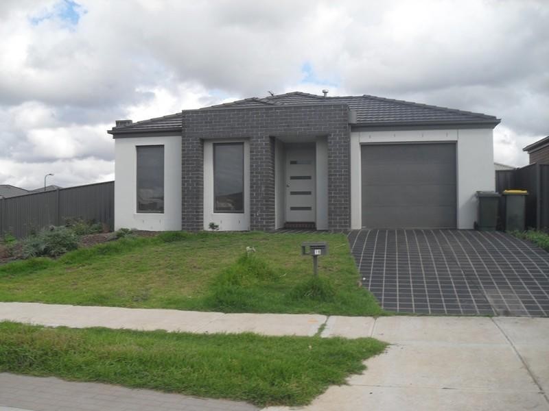 19 Edmondshaw Drive, Deer Park VIC 3023