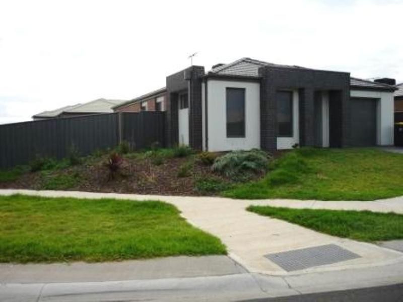 19 Edmondshaw Drive, Deer Park VIC 3023