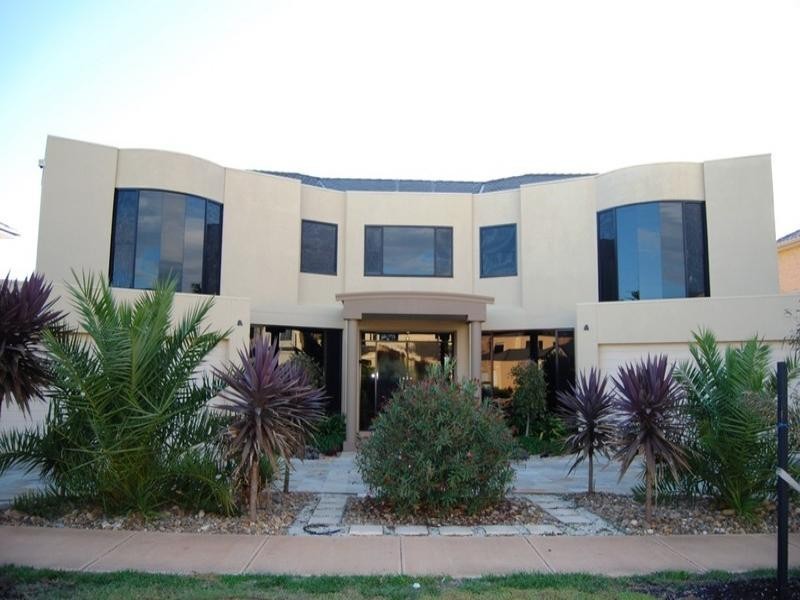 21 Heron Way, Sanctuary Lakes VIC 3030