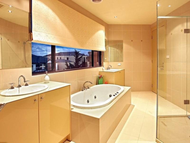 21 Heron Way, Sanctuary Lakes VIC 3030