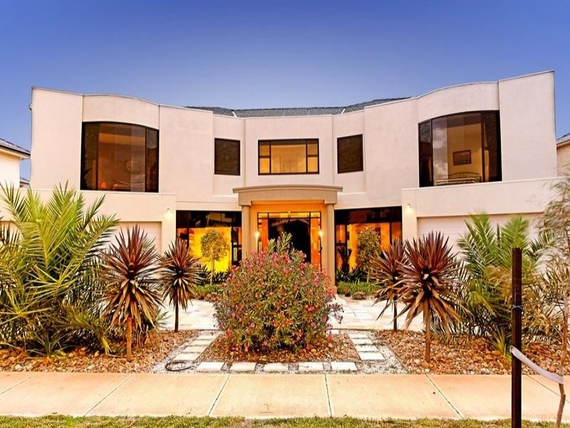 21 Heron Way, Sanctuary Lakes VIC 3030