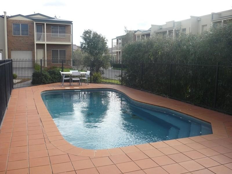 1/14 Mickelton Grove, Point Cook VIC 3030