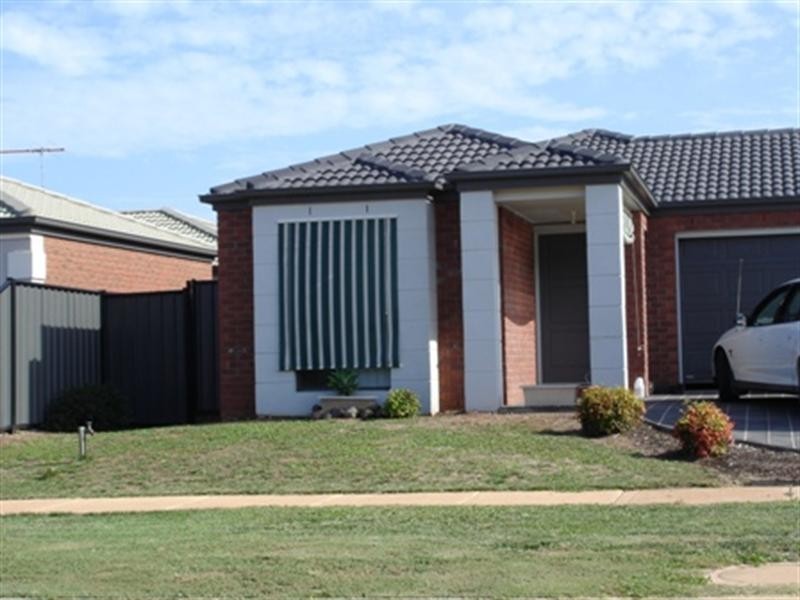 17 Lindsay Gardens, Point Cook VIC 3030