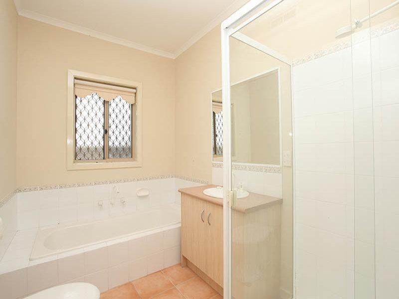 1/2 Lakeside Drive, Point Cook VIC 3030