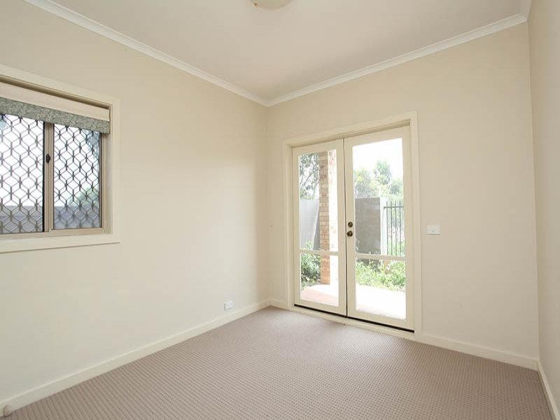 1/2 Lakeside Drive, Point Cook VIC 3030