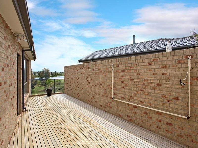 1/2 Lakeside Drive, Point Cook VIC 3030