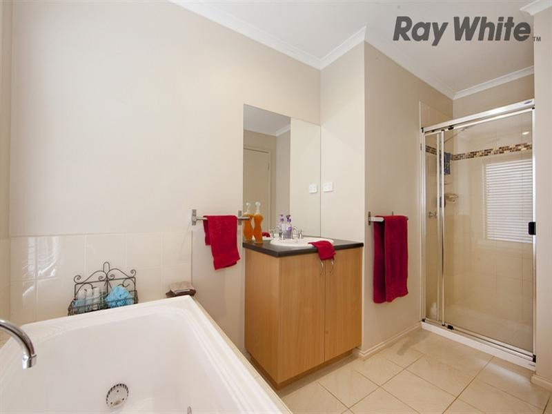 8 Keneally Drive, Point Cook VIC 3030