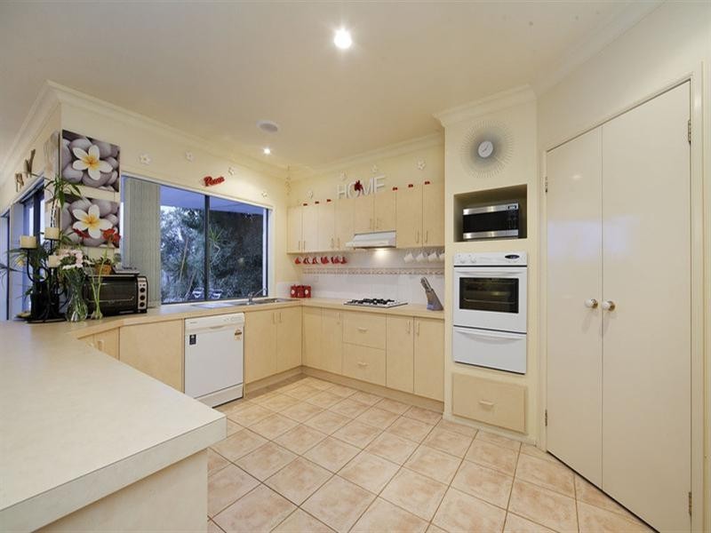 16 Sandlewood Lane, Point Cook VIC 3030