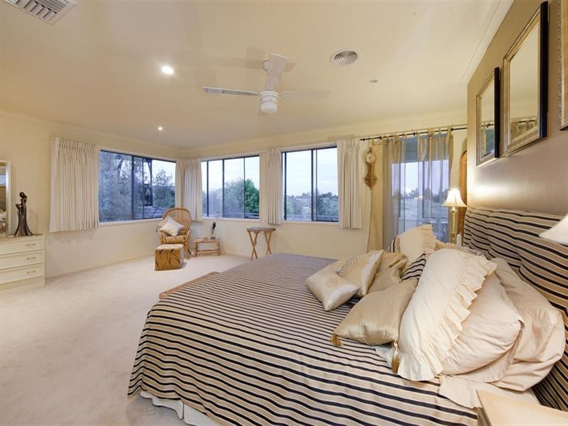 16 Sandlewood Lane, Point Cook VIC 3030