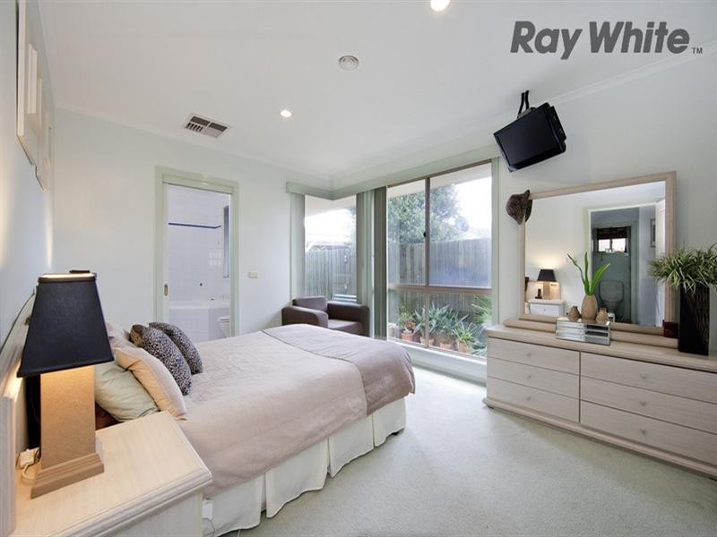 6 Davis Court, Altona Meadows VIC 3028