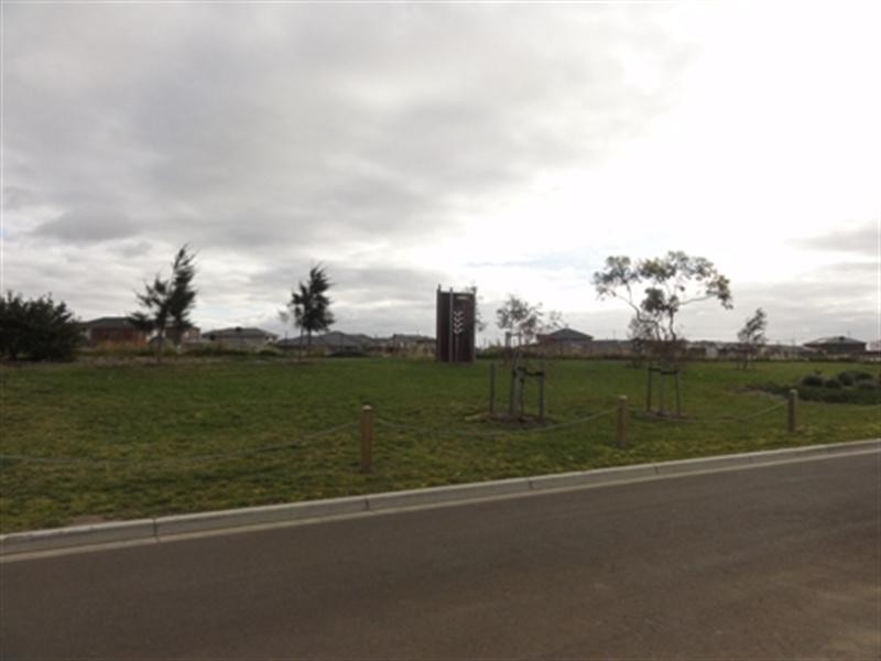 15 McLachlan Drive, Williams Landing VIC 3027