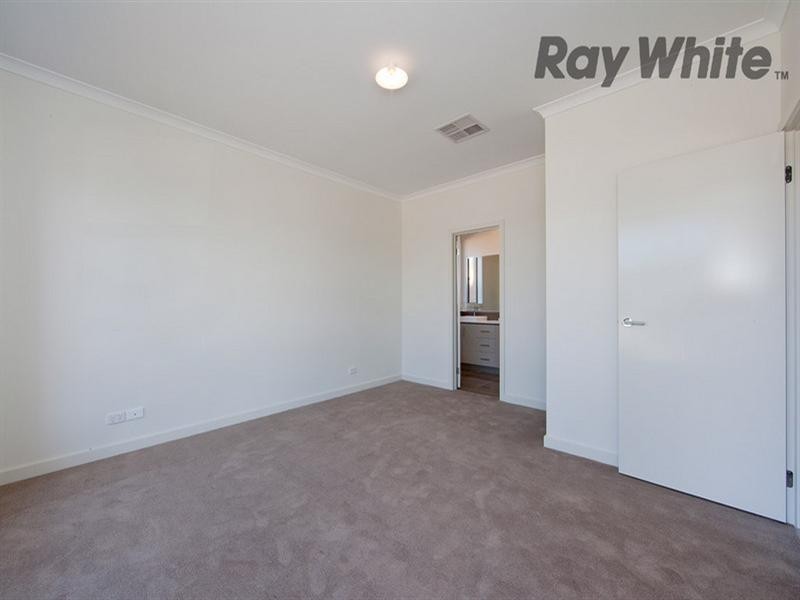 32 Marlin Crescent, Point Cook VIC 3030