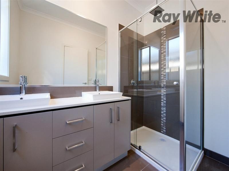 32 Marlin Crescent, Point Cook VIC 3030