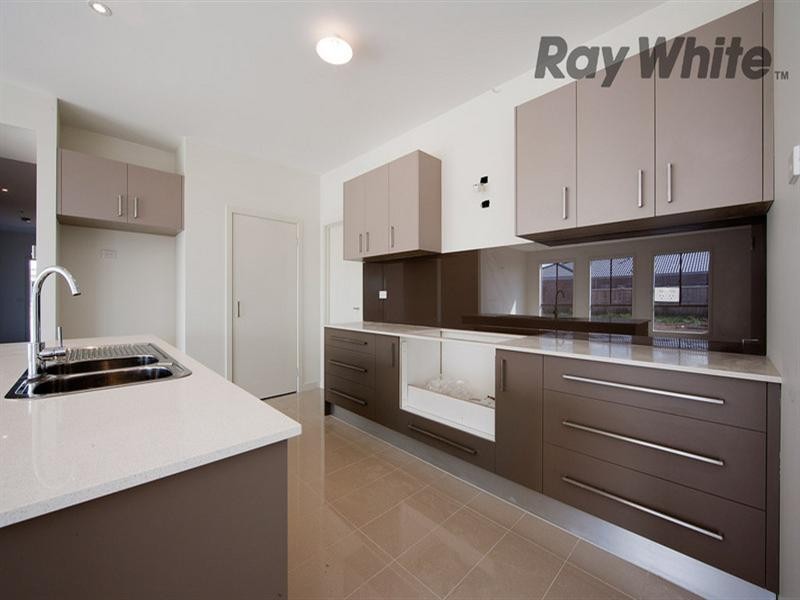 32 Marlin Crescent, Point Cook VIC 3030