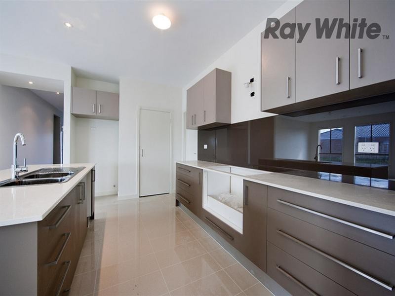 32 Marlin Crescent, Point Cook VIC 3030