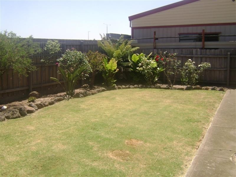 2/26 Crellin Avenue, Altona Meadows VIC 3028