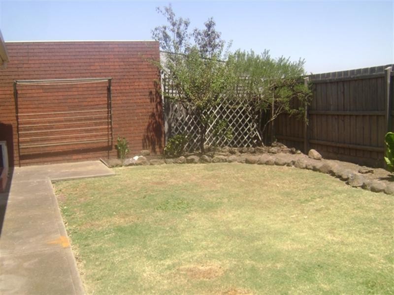 2/26 Crellin Avenue, Altona Meadows VIC 3028