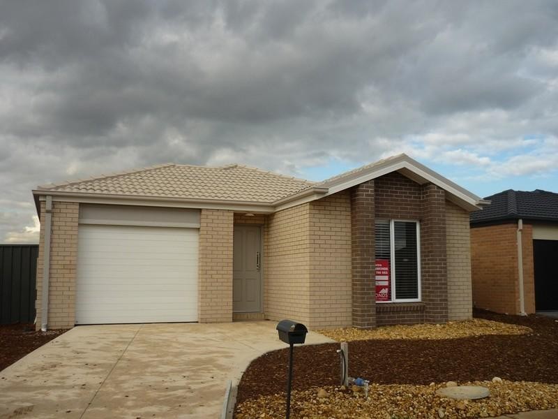 22 HATFIELD Place, Deer Park VIC 3023