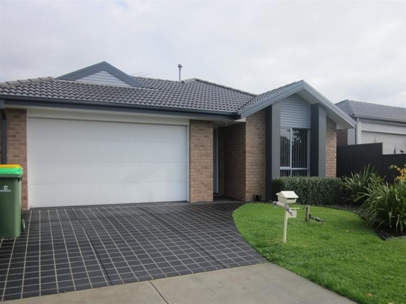 5 Persimmon Lane, Pakenham VIC 3810