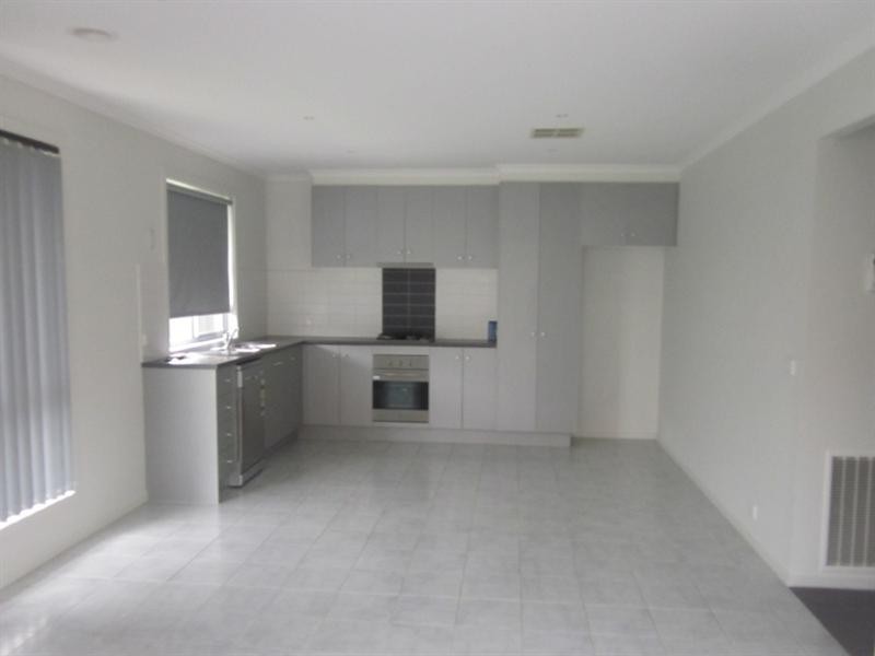 5 Persimmon Lane, Pakenham VIC 3810