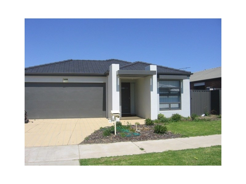 13 Orchard Valley Avenue, Pakenham VIC 3810