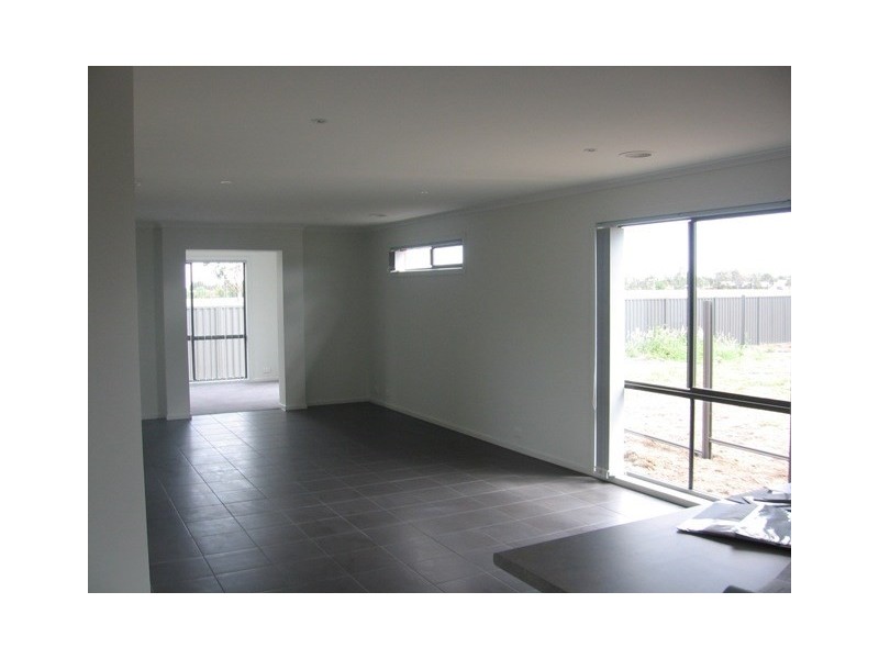 13 Orchard Valley Avenue, Pakenham VIC 3810