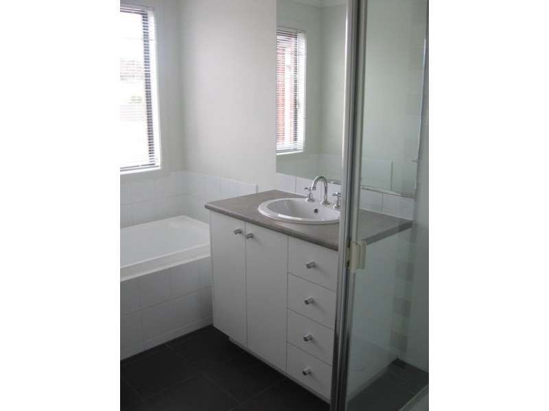 13 Orchard Valley Avenue, Pakenham VIC 3810