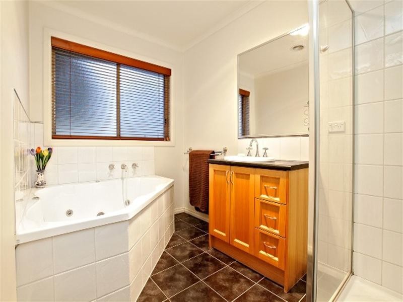 8 Caledonian Way, Point Cook VIC 3030