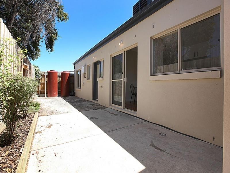 2/121 Bladin Street, Laverton VIC 3028